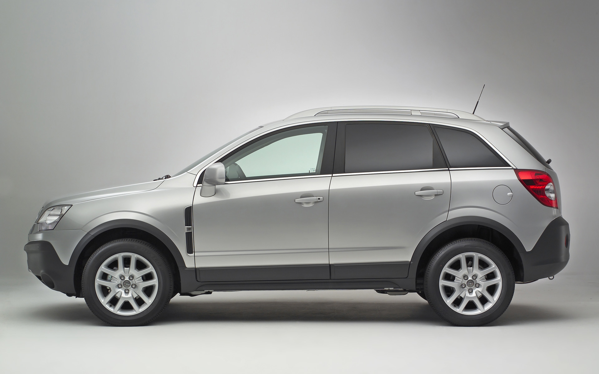 Comparison - Opel Antara 2015 - vs - Chevrolet Captiva 2015 | SUV Drive